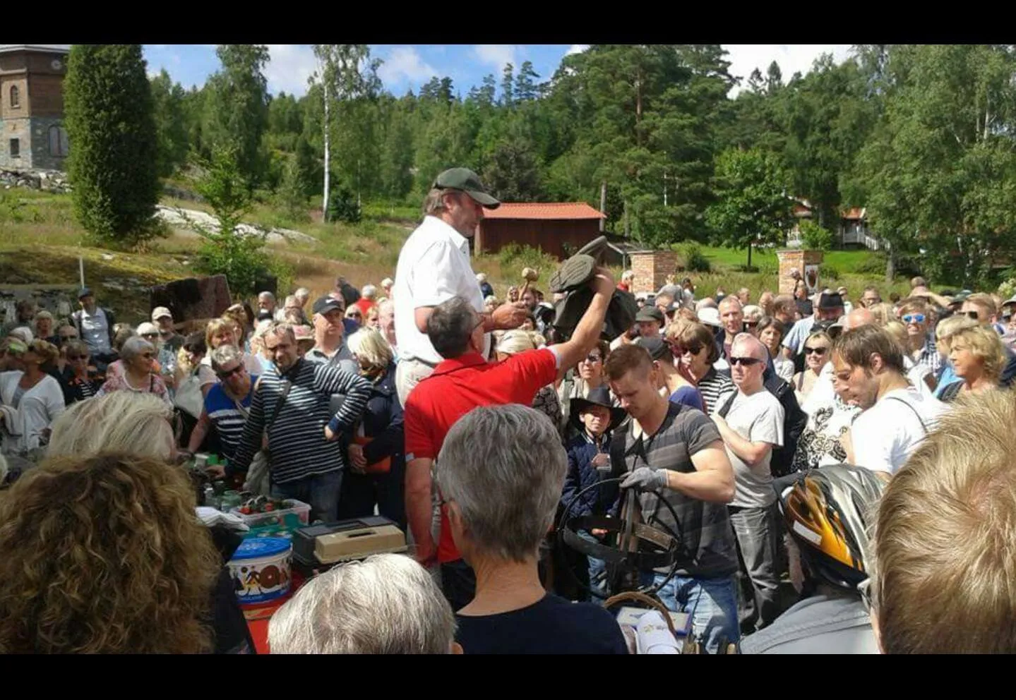 Besökare på auktionen vid Locks ladugård 2016
