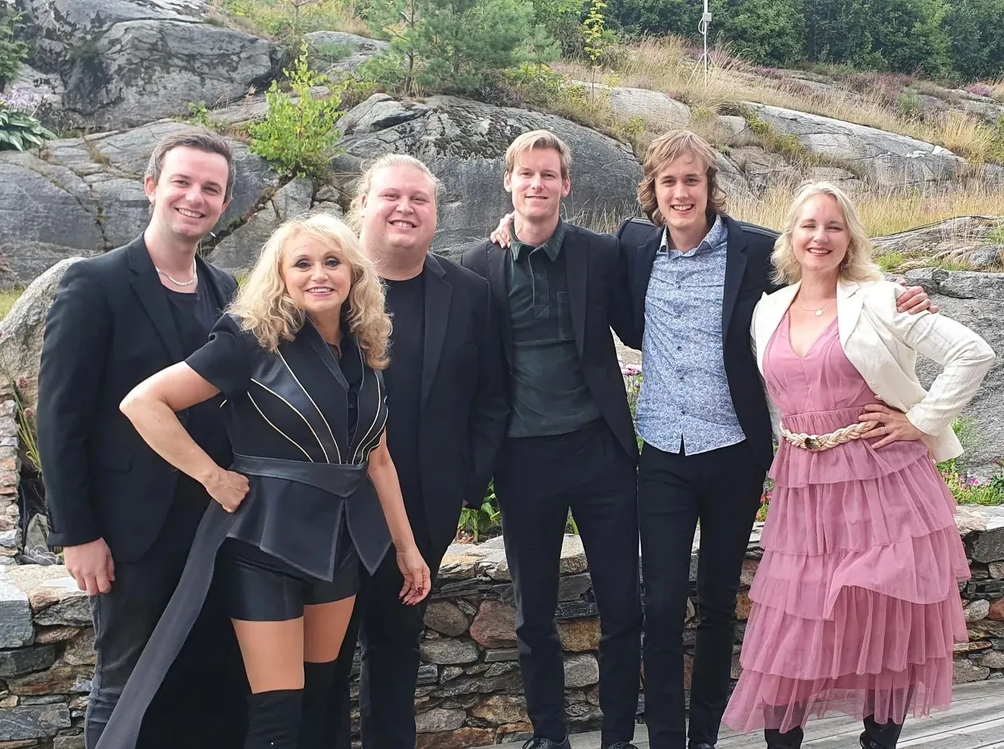Artisterna från sommarkonserten 2022 samlade för ett gruppfoto på Locks Rike